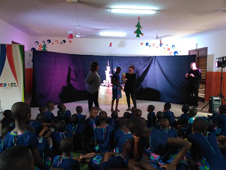 Une troupe théâtrale israélienne pour égayer les enfants du Village SOS d’Abobo.